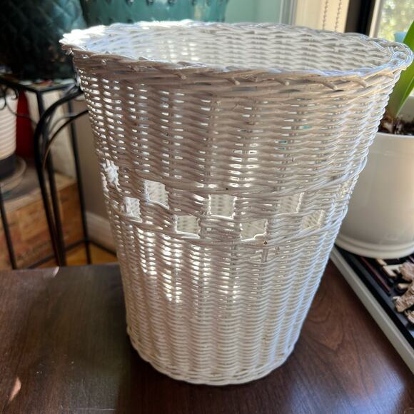 White Wicker Wastepaper Basket Trash Can Woven Shabby Chic Cottage Farmhouse Vtg - Picture 4 of 10